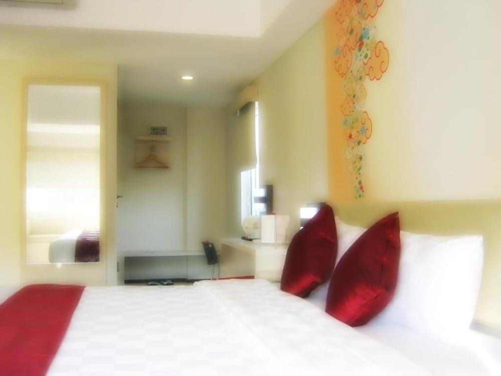Cordela Hotel Cirebon Exterior foto
